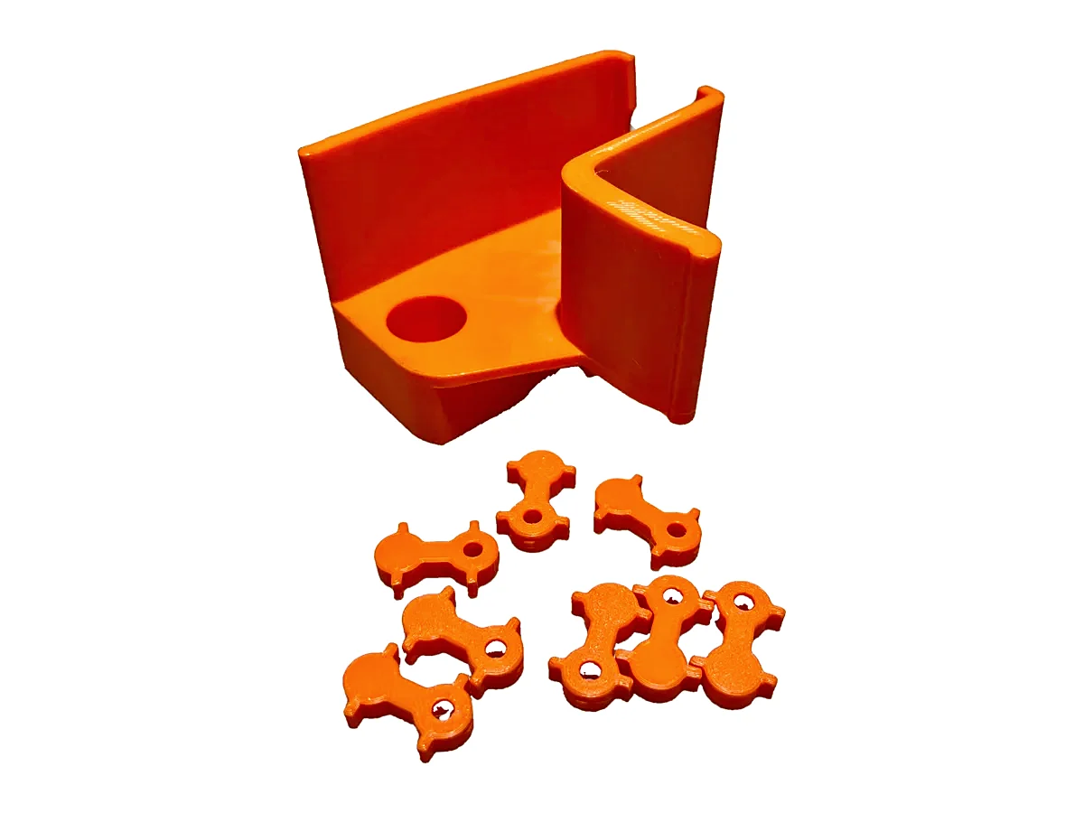 Soporte y pequeña serie de piezas impresas en 3D en color naranja