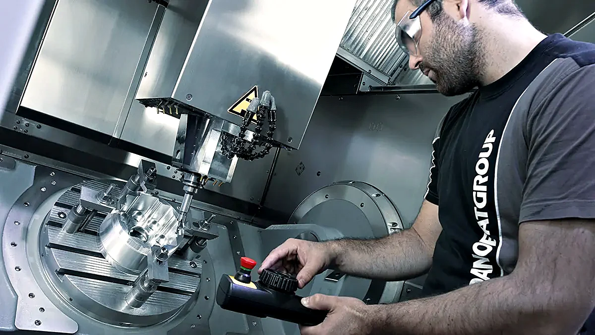 Operario preparando un centro de mecanizado CNC en el taller de 360 Industrial